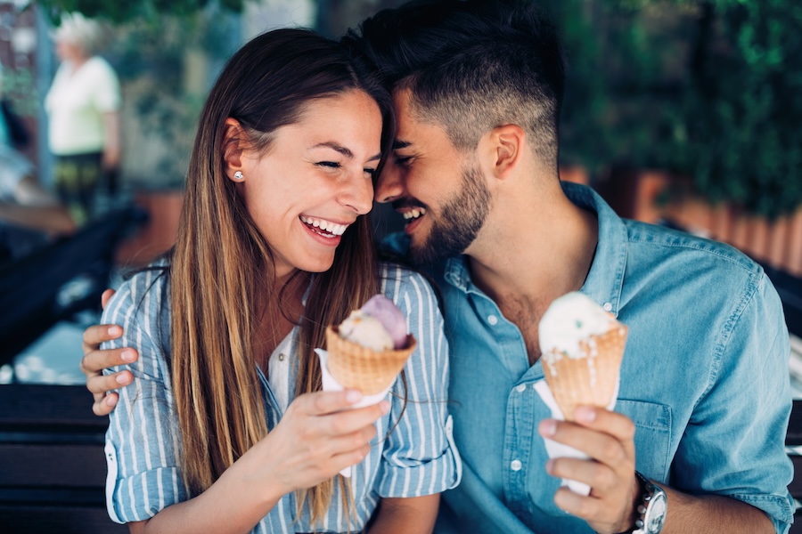 couple happily eating icecream without tooth sensitivity